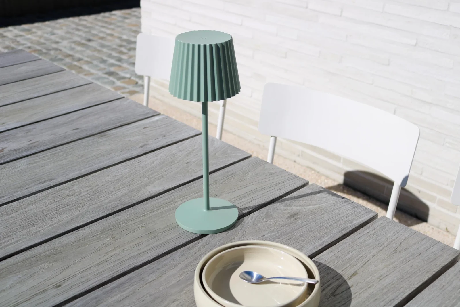 Prenosná aku lampa na záhradnom stole