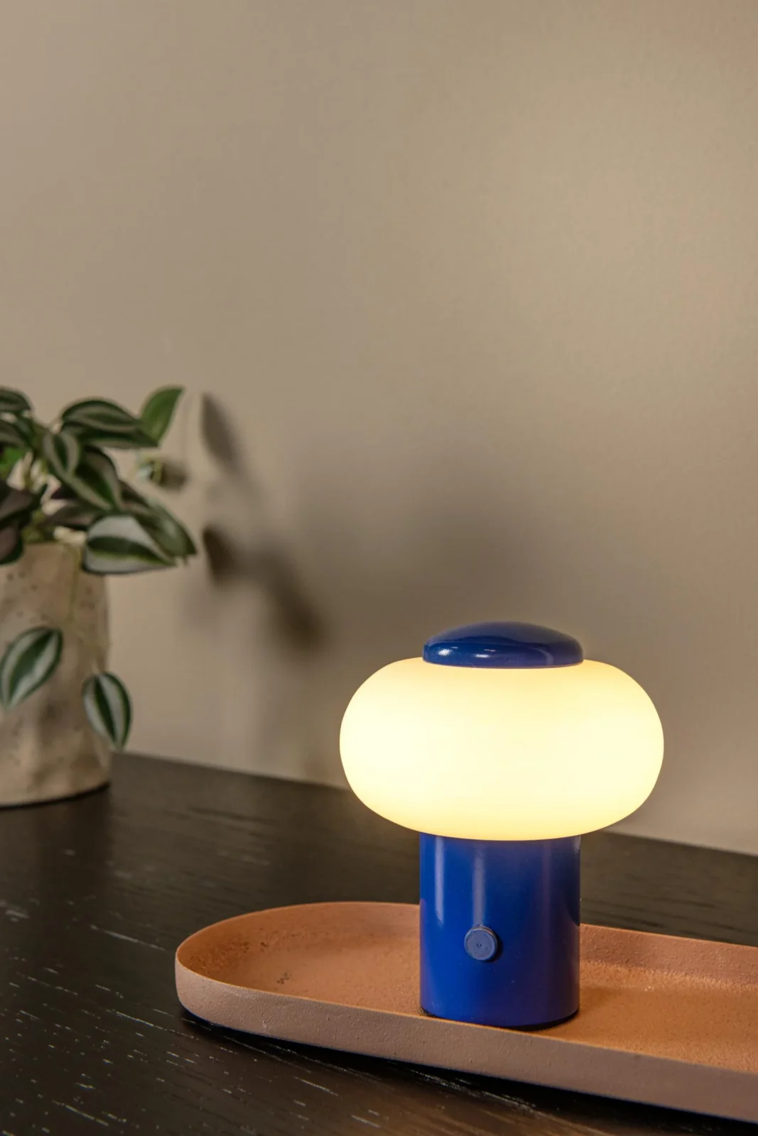Lucide GUSTAV - Nabu00edjateu013enu00e1 stolnu00e1 lampa - Batu00e9riovu00fd balu00edk - u00d8 8 cm - LED tlmenu00e1 - 1x0,8W 2700K - modru00e1 | Essential