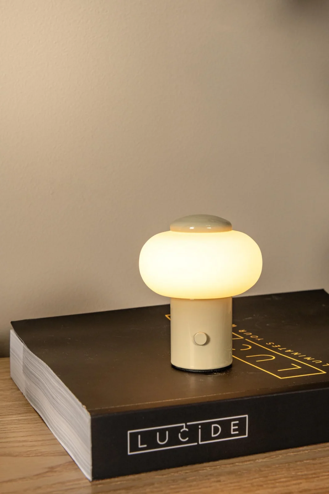 Lucide GUSTAV - Nabu00edjateu013enu00e1 stolnu00e1 lampa - Batu00e9riovu00fd balu00edk - u00d8 8 cm - LED tlmenu00e1 - 1x0,8W 2700K - kru00e9movu00e1 | Essential
