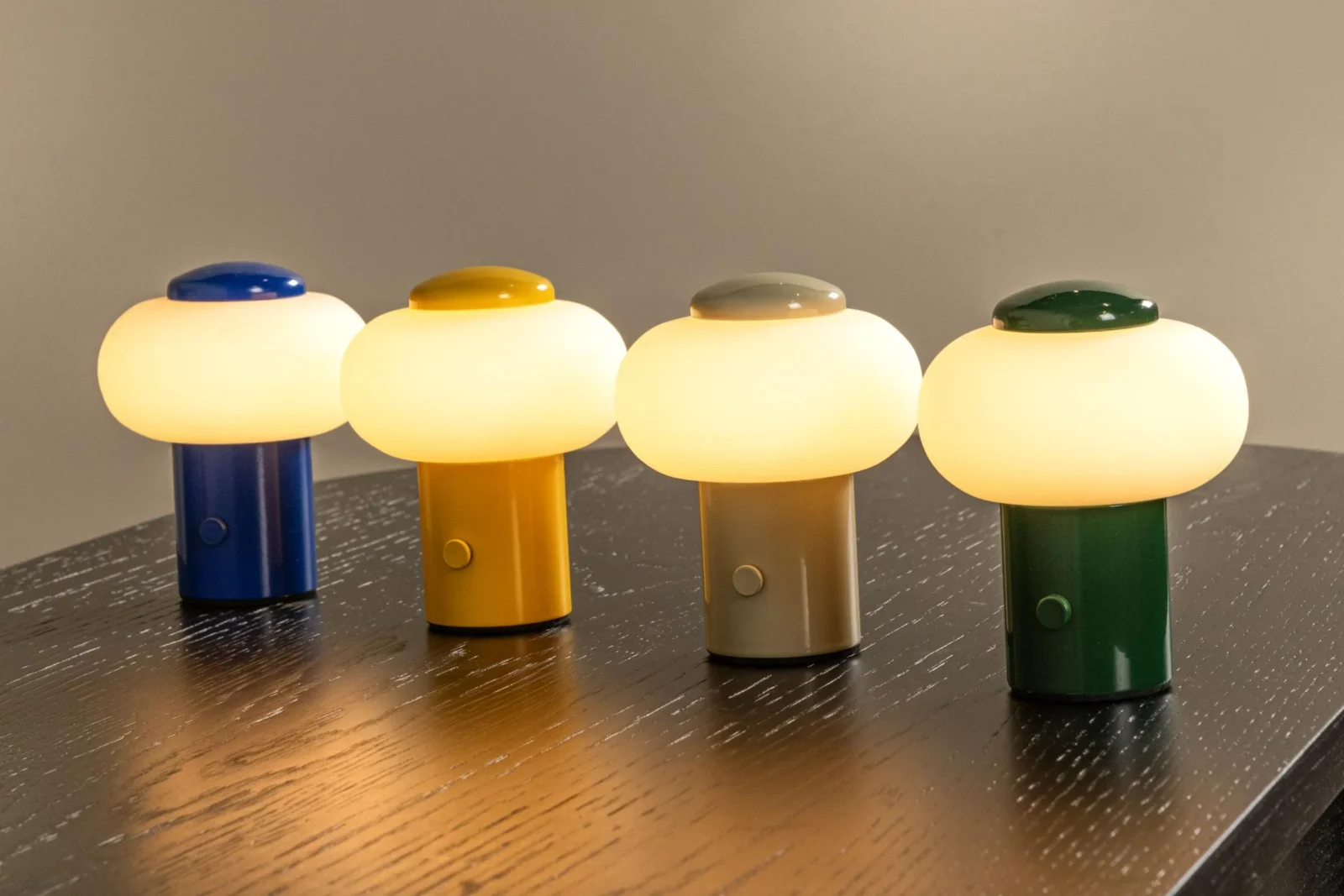 Lucide GUSTAV - Nabu00edjateu013enu00e1 stolnu00e1 lampa - Batu00e9riovu00fd balu00edk - u00d8 8 cm - LED tlmenu00e1 - 1x0,8W 2700K - kru00e9movu00e1 | Essential