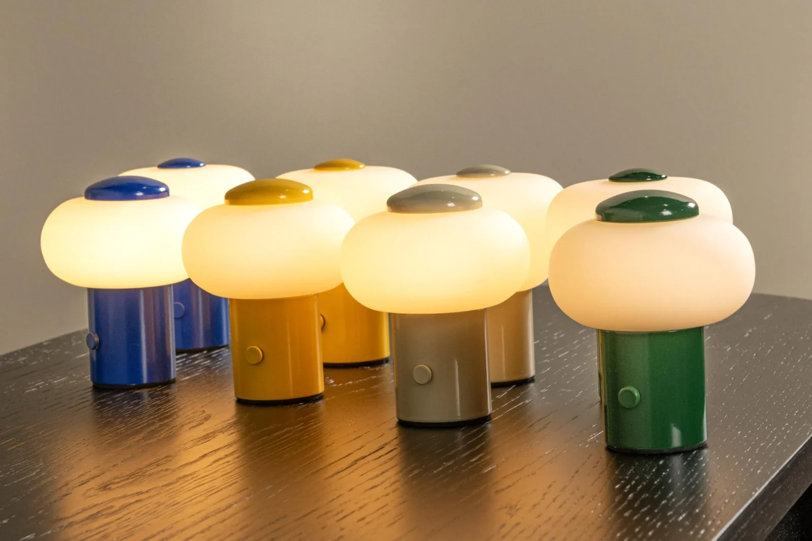 Lucide GUSTAV - Nabu00edjateu013enu00e1 stolnu00e1 lampa - Batu00e9riovu00fd balu00edk - u00d8 8 cm - LED tlmenu00e1 - 1x0,8W 2700K - kru00e9movu00e1 | Essential