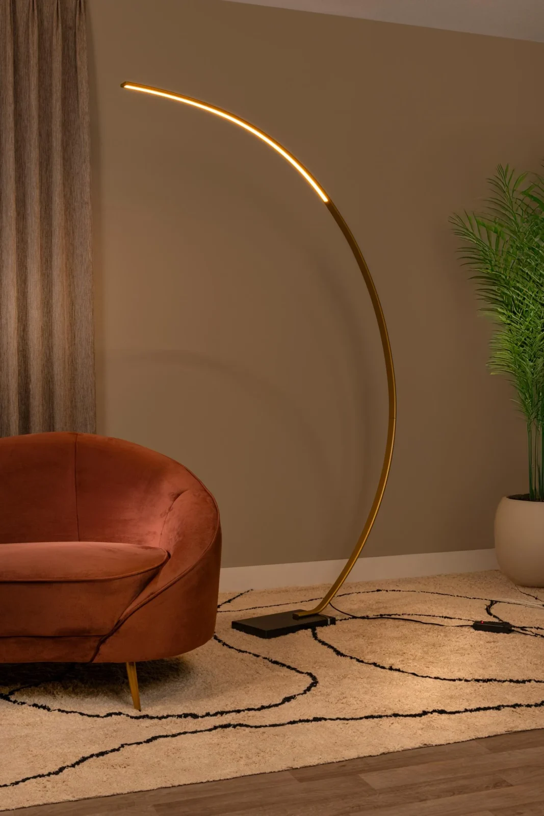 Lucide CURVE - oblu00fakovu00e1 stojaca lampa - LED tlmenu00e1 - 1x15W 2700K - matnu00e1 zlatu00e1 / mosadznu00e1