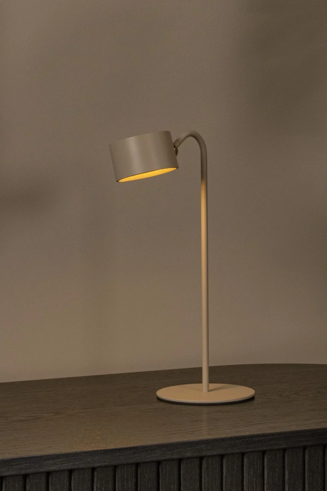 Lucide JOLAN - Nabu00edjateu013enu00e1 stolnu00e1 lampa/svorkovu00e1 lampa/nu00e1stennu00e1 lampa - Batu00e9riovu00fd balu00edk - LED Slabu00e9 na teplu00e9 - 1x3,5W 2700K/5700K - Taupe