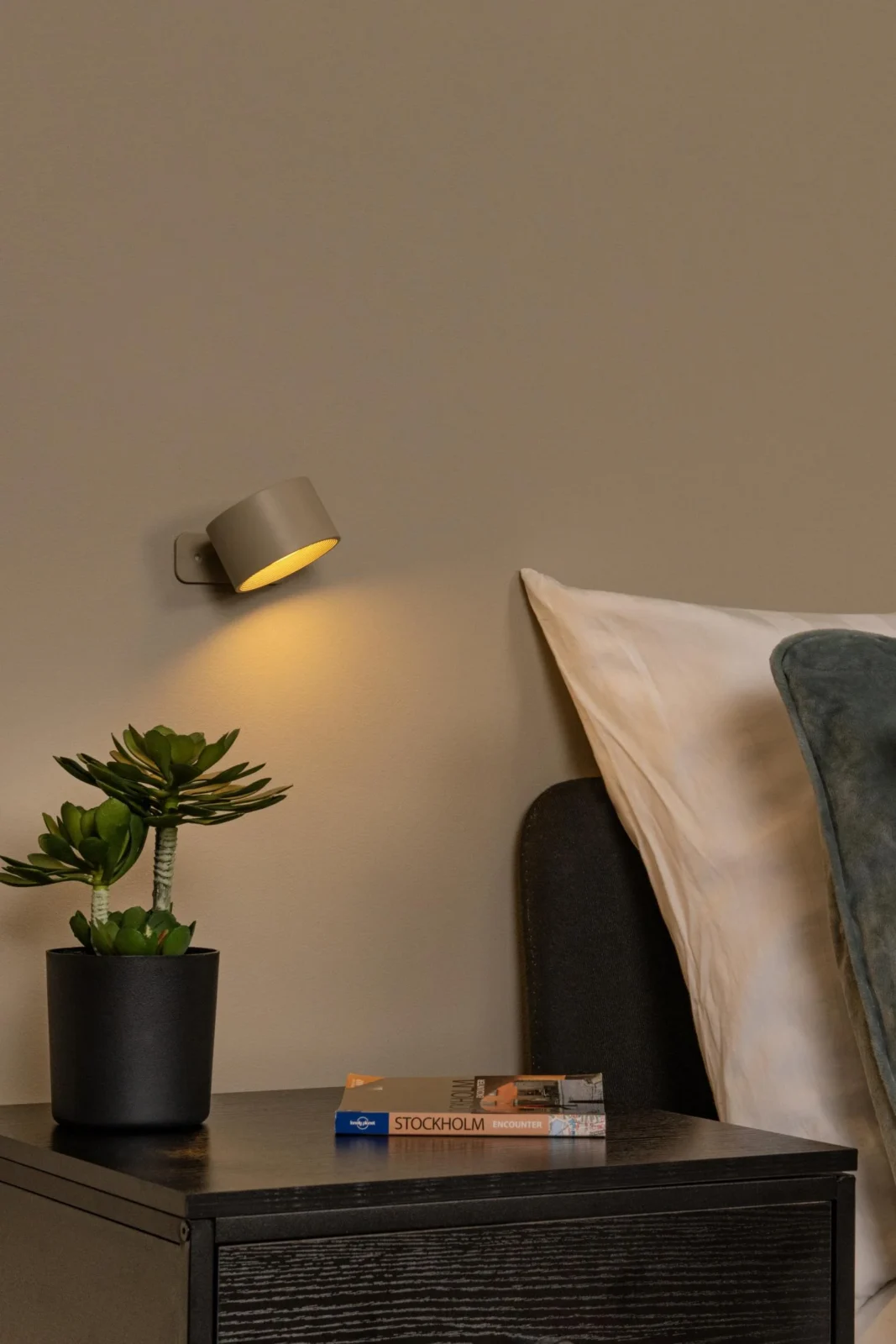 Lucide JOLAN - Nabu00edjateu013enu00e1 stolnu00e1 lampa/svorkovu00e1 lampa/nu00e1stennu00e1 lampa - Batu00e9riovu00fd balu00edk - LED Slabu00e9 na teplu00e9 - 1x3,5W 2700K/5700K - Taupe