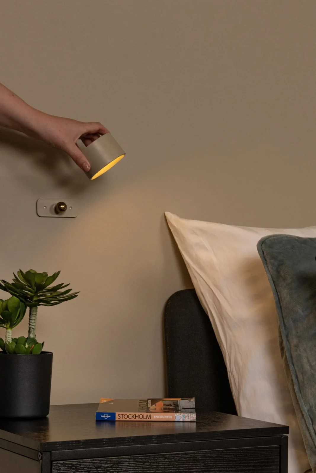 Lucide JOLAN - Nabu00edjateu013enu00e1 stolnu00e1 lampa/svorkovu00e1 lampa/nu00e1stennu00e1 lampa - Batu00e9riovu00fd balu00edk - LED Slabu00e9 na teplu00e9 - 1x3,5W 2700K/5700K - Taupe